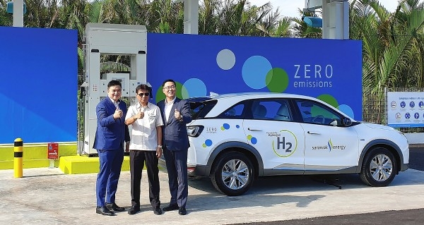 27일(현지시각) 말레이시아 동부 사라왁주(州) 쿠칭에서 열린 동남아시아의 첫 수소충전소 개소식에서 (오른쪽부터) 이용석 현대자동차 아태권역판매실장(상무), 사르비니 수하일리(Sharbini Suhaili) 사라왁 에너지社 CEO, 로우 위앤 룽(Low Yuan Lung) 말레이시아 현대자동차 대리점 사장이 넥쏘와 함께 기념촬영을 하고 있는 모습.