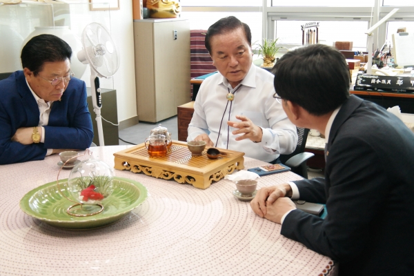 자유한국당 정갑윤·박맹우 의원은 28일, 국회 의원회관 정 의원실에서 김상조 공정위원장과 면담하고, 현대중공업 본사이전 문제를 논의 했다.
