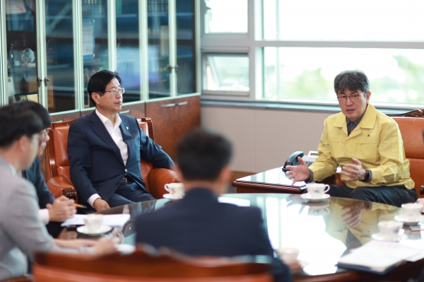 강길부 국회의원은 28일 중구 혁신도시에 위치한 한국에너지공단을 방문해 주요업무를 보고받고, 애로사항을 청취했다.