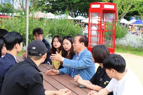 지난 1일 오후 자유한국당 정갑윤 의원과 지역 대학생들이 태화강대공원에서 만나 소통의 시간을 갖고 있다.
