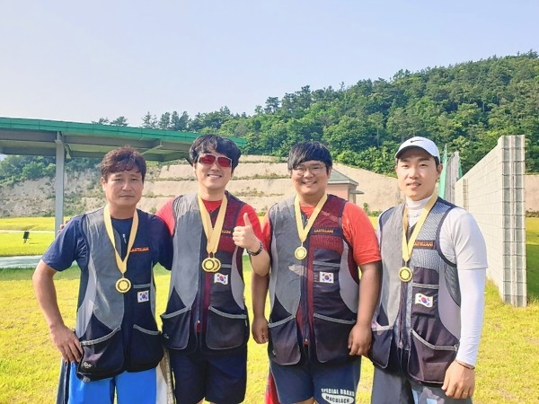 북구청 사격팀 트랩 단체. 왼쪽부터 이종석 코치, 안대명, 김덕훈, 박준영 선수.