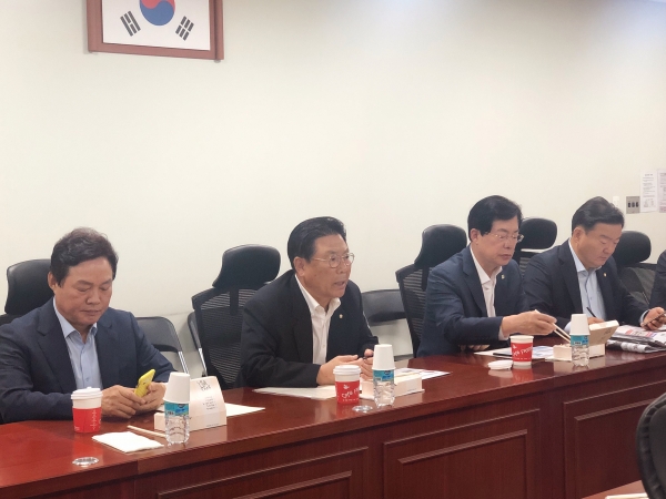 자유한국당 박맹우 의원(왼쪽 두번째)이 13일 오전 국회에서 열린 당 초·재선 혁신모임 '통합과 전진' 간담회에서 모두 발언을 하고 있다.