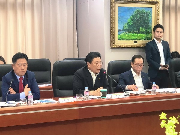 자유한국당 박맹우 의원이 17일 한전 본사에서 가진 현안 간담회에서 강원도 산불피해대책과 전기요금 개편안에 대한 입장을 밝히고 있다.