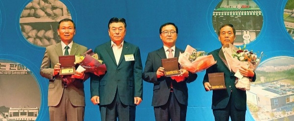 중앙농협이 농협 하나로마트 선도조합협의회 정기총회에서'하나로마트 경영대상 최우수상' 을 수상했다.