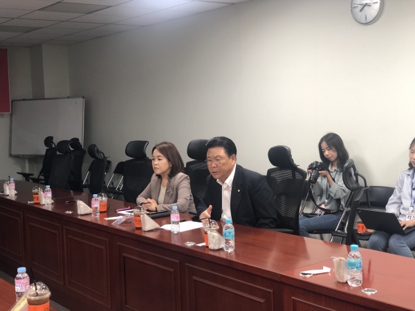 자유한국당 박맹우 의원은 20일 국회에서 열린 당 초·재선 혁신모임인 '통합과 전진' 간담회에 참석해, 미·중 무역분쟁으로 불거지고 있는 화웨이 사태에 대해 논의했다.