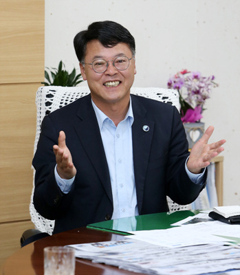 김진규 남구청장은 '의사결정 구조 변화'와 '행정추진 체계 개선'을 키워드로 지난 1년간 구정에 임했다고 밝혔다.