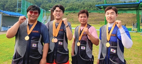 대회신기록으로 정상에 오른 트랩 단체 (왼쪽부터)김덕훈, 안대명, 이종석, 박준영 선수.
