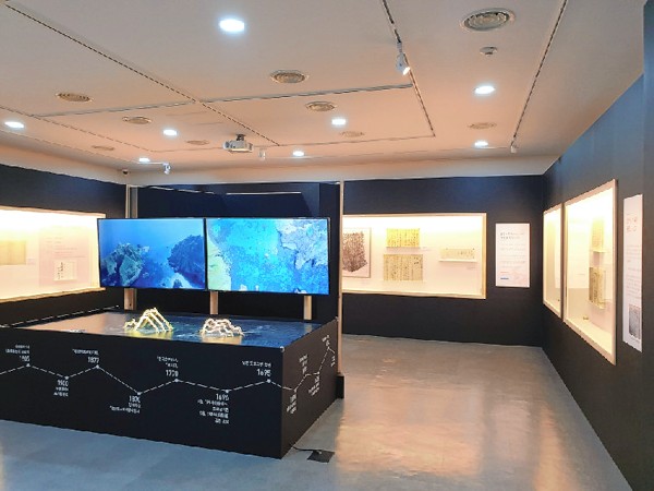 장생포고래박물관이 독도박물관과 공동으로 오는 9월 1일까지 장생포고래박물관 1층 기획전시실에서 선보이는 '우산·무릉- 두 섬이 현의 정동쪽 바다 가운데 있다'전 전시장 전경.