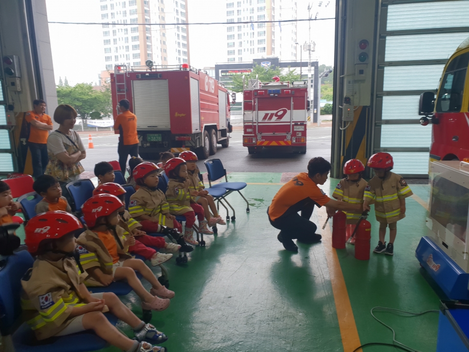 울산소방본부 온산소방서(서장 김상권) 온산119안전센터는 26일 오전 10시 온산119안전센터에서 해림어린이집 교사 및 원생 20여 명이 참가한 가운데 소방안전교육을 실시했다.