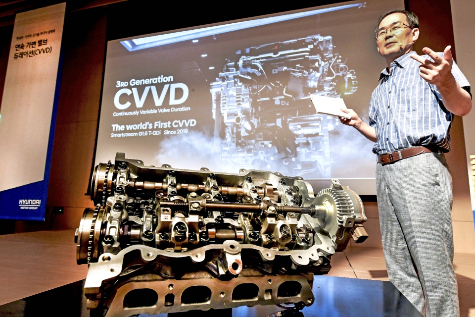 현대자동차와 기아자동차는 엔진의 성능과 연비, 친환경성을 획기적으로 높여주는 CVVD 신기술을 세계 최초로 개발했다. 사진은 이 기술을 처음 고안한 현대자동차 하경표 연구위원이 CVVD 기술에 대해 설명하고 있다.