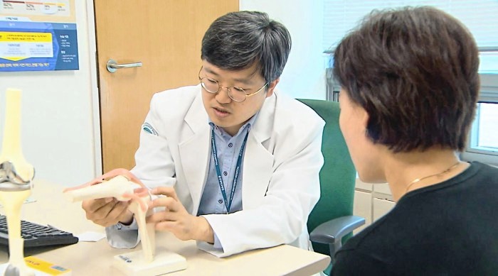 울산대학교 박기봉 교수가  관절 통증으로 내원한 환자를 진료하고 있다.