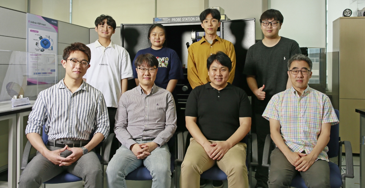유니스트 전기전자컴퓨터공학부 김경록 교수 연구팀이 2진법이 아닌 3진법을 활용한 반도체를 구현하는데 성공했다.