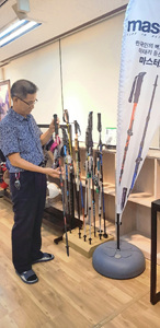 콜핑 박만영 회장이 18일 양산 본사에 마련된 바이어 상담을 위한 특별 전시장에서 이탈리아 마스터즈사의 고품질 등산스틱을 직접 소개하고 있다.