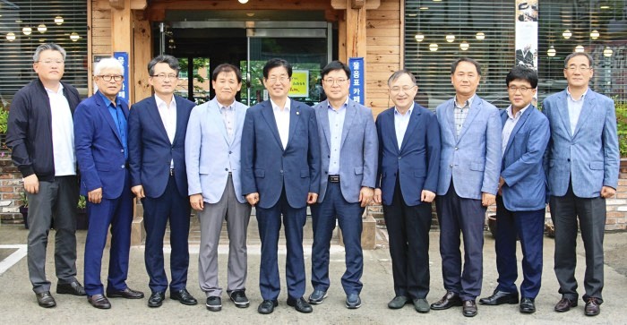 강길부 국회의원은 18일 울산테크노파크, 한국원전해체기술협회와 공동으로 원전해체 시장 참여를 희망하는 기업의 애로사항 수렴과 지원정책 발굴을 위한 '울산원전해체 기업 간담회'를 개최했다.