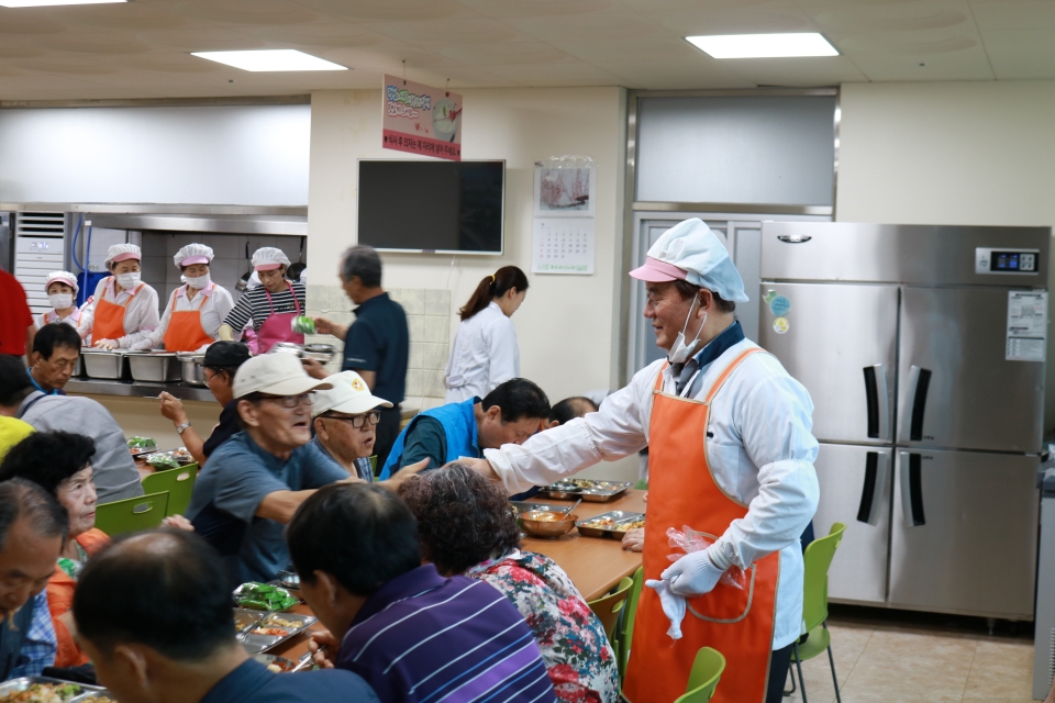 정갑윤 국회의원(중구·자유한국당)은 19일 울산 중구노인복지관(관장 이주목)을 찾아 자원봉사자들을 격려하고 급식봉사를 실시했다.