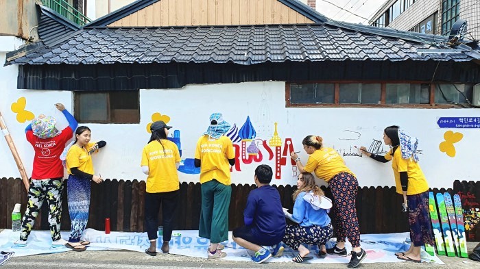 밀양시는 9일까지 2019 밀양시 도시재생 워크캠프를 진행한다. 사진은 참여자들이 벽화그리기 작업을 하고 있는 모습.