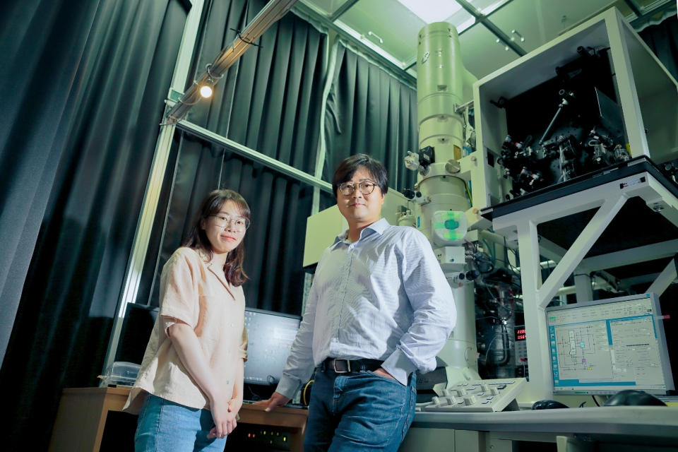 '초고속 투과전자현미경'을 이용해 펨토초 단위로 나노미터 이하 수준의 물질 구조 변화를 볼 수 있는 분석법을 개발한 권오훈 UNIST 교수(오른쪽)와 김예진 UNIST 연구원.