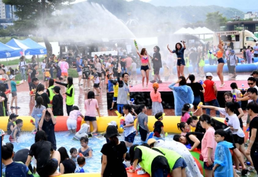 중구는 오는 17일 태화강 체육공원 일원에서 '2019 울산 워터버블페스티벌'을 개최한다. 사진은 지난해 행사 참가자들의 모습.
