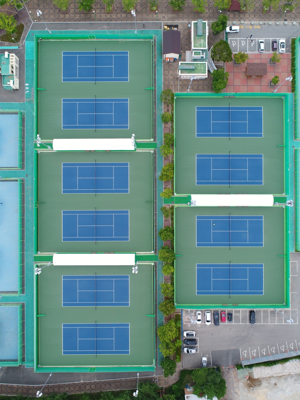 울산시는 오는 2021년 전국체전을 대비하고 테니스장 이용객들의 경기력 향상을 지원하기 위해 지난 3월 착공했던 울산문수테니스경기장 코트 교체 공사를 최근 마무리했다.
