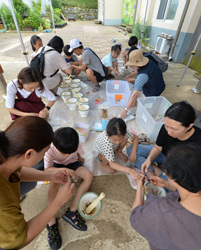 '울산들꽃학습원'의 환경부 인증 환경교육 프로그램인 '들꽃체험교실'에 참가한 어린이들과 가족 참가자들이 '나무 물고기 만들기' 체험을 하며 즐거운 시간을 보내고 있다.