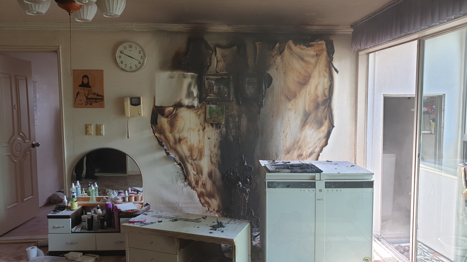 지난 9일 오후 3시 13분께 울산 북구의 한 주택에서 화재가 발생했다. 불은 주택 거실 일부와 집기 등을 태우고 119신고를 받고 출동한 소방대에 의해 약 15분 만에 진화됐다. 울산시소방본부 제공