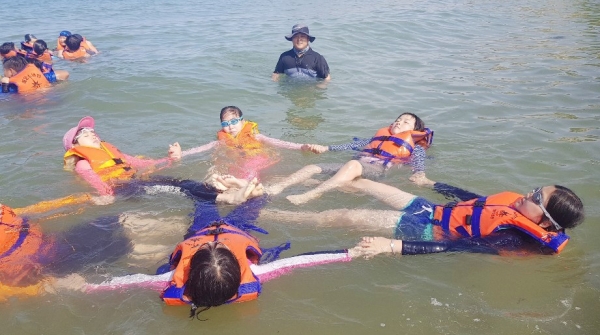 울산시교육청은 여름방학을 맞아 여가문화 확산에 따른 휴가 중 물놀이 안전사고에 대한 경각심을 높이고 사고를 예방하기 위한 '바다 생존수영교실'을 실시하고 있다.