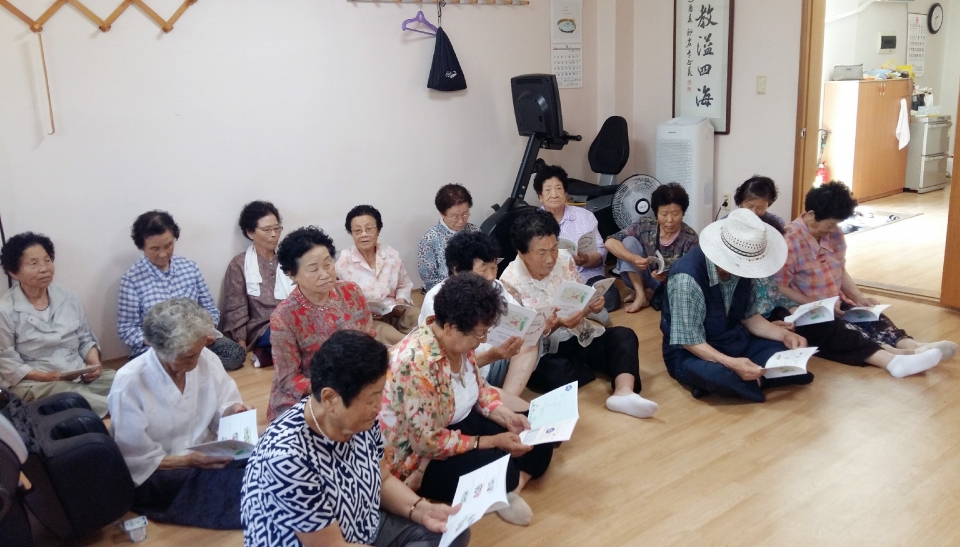 울산 중구보건소 치매안심센터는 13일 성안동 9·10통 일원에서 치매안심마을 주민에게 치매안심마을 가이드북을 배포했다.