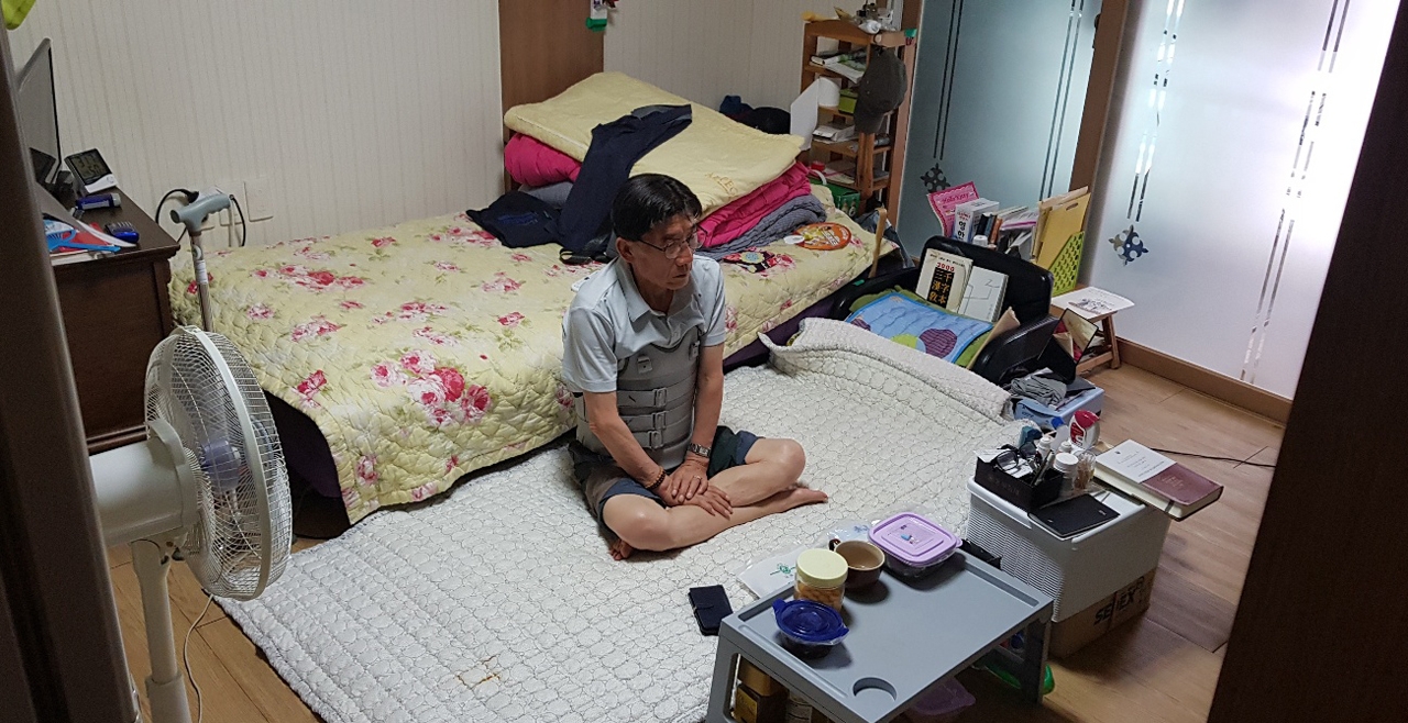 울산 북구의 한 LH임대주택에서 거주하고 있는 이상영 씨의 모습. 그는 '방어진수산초급중학교'(현 방어진중학교) 설립자인 고 이중산 씨의 장손이다.