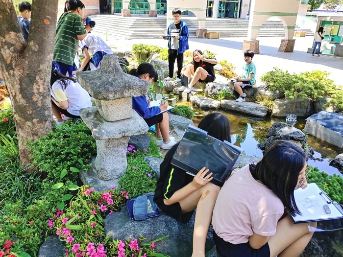 범서초등학교 학생들이 학내에 위치한 연못, 꽃단지 등 개선에 참가한 후 깨끗해진 환경을 그림으로 그려보는 시간을 가지고 있다.