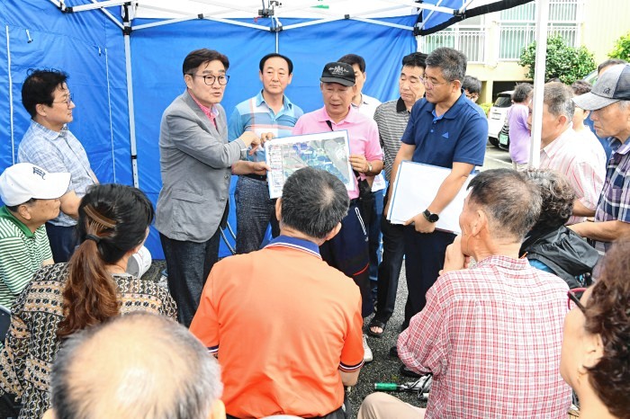 지난 22일 평산동 도로개설 민원현장을 방문한 김일권 양산시장이 주민들과 의견을 나누고 있다.
