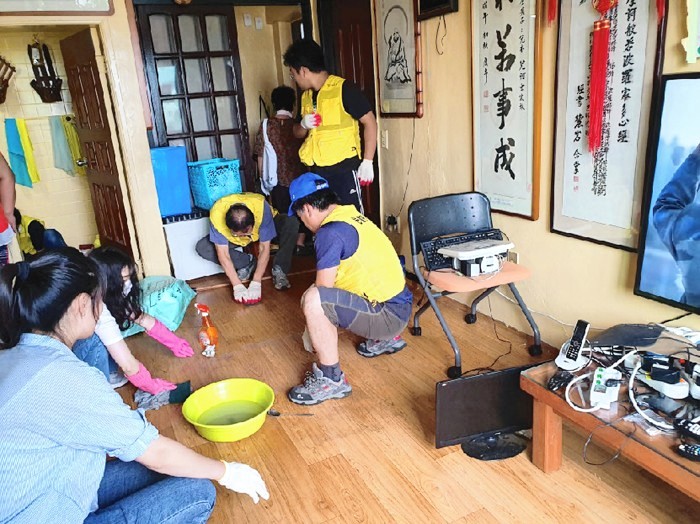 밀양시 단장면 은혜 교회 등불봉사단원들이 장애인가구를 찾아 청소봉사를 하고 있다.