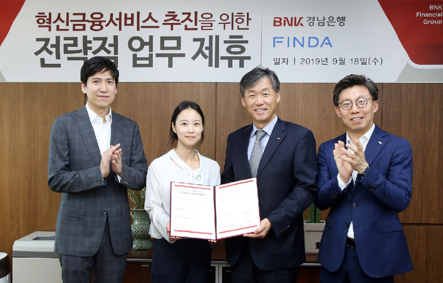 BNK경남은행이 종합자산관리 어플리케이션 '핀다(FINDA)' 개발사인 ㈜핀다와 손을 맞잡고 혁신금융서비스 추진에 나선다.