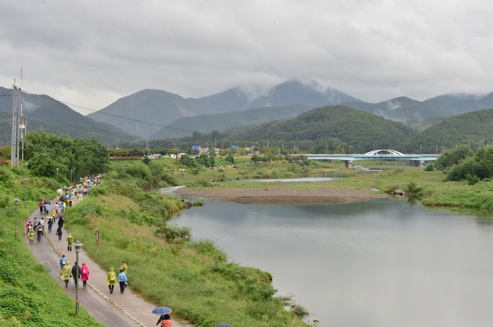 태화강 100리길 참가자들이 범서생활체육공원을 출발해 강변을 따라 걷고 있다.