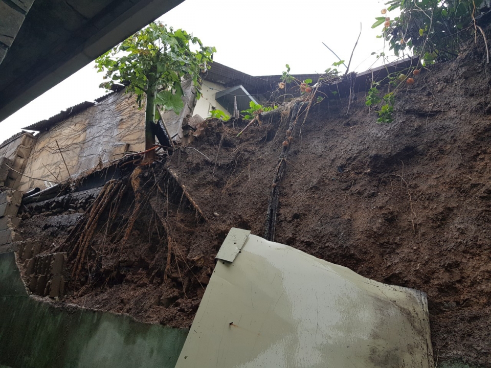22일 울산시 중구의 한 주택 담 일부가 태풍에 따른 비바람 때문에 힘없이 무너져 있다.