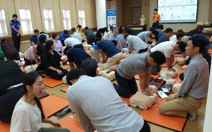 울산 중부소방서(서장 강희수)는 26일 119안전체험장에서 울산도시공사 직원 110여명을 대상으로 심폐소생술 교육을 실시했다.