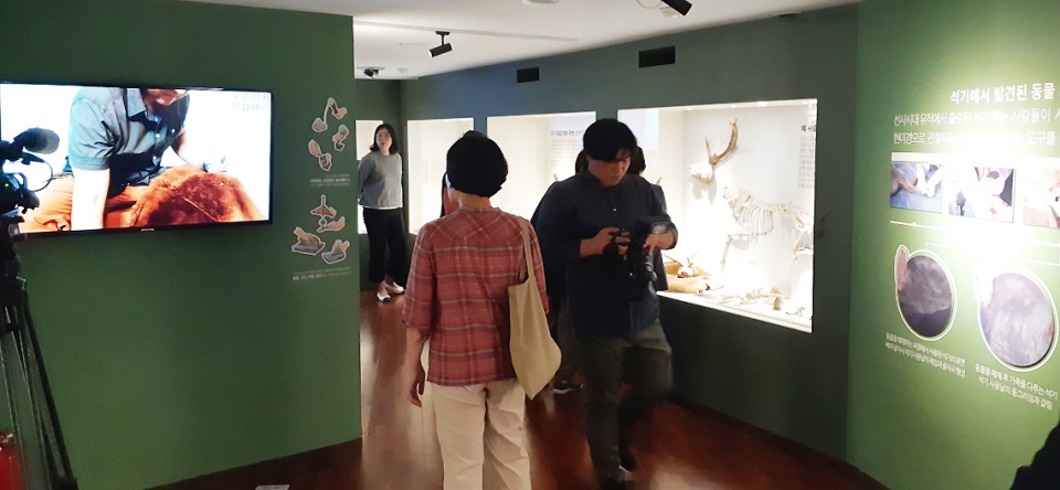 울산암각화박물관이 내년 3월 29일까지 2019년 특별기획전 '대곡천 사냥꾼'을 마련한다. 사진은 전시장 관람객들의 모습.