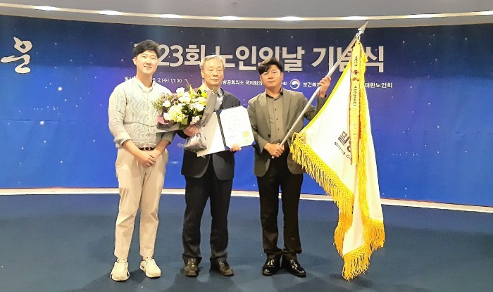 밀양시시설관리공단(이사장 박철석·가운데)이 제23회 노인의 날 기념행사에서 대통령 기관표창을 수상했다.