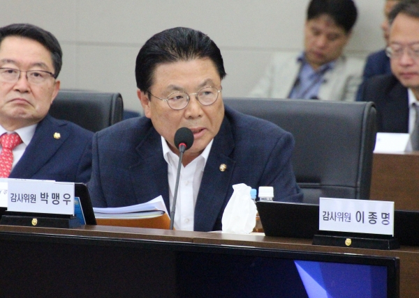 국회 자유한국당 박맹우 의원은 지난 8일 합동참모본부 국정감사에서 최근 문재인 정부의 한·미, 한·중 균형전략 움직임에 대한 우려의 목소리를 전했다.