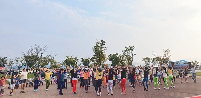 경남 밀양시는 지난 5일 밀양아리랑 오토캠핑장에서 '제1회 캠핑과 함께 밀양요가'를 개최했다.