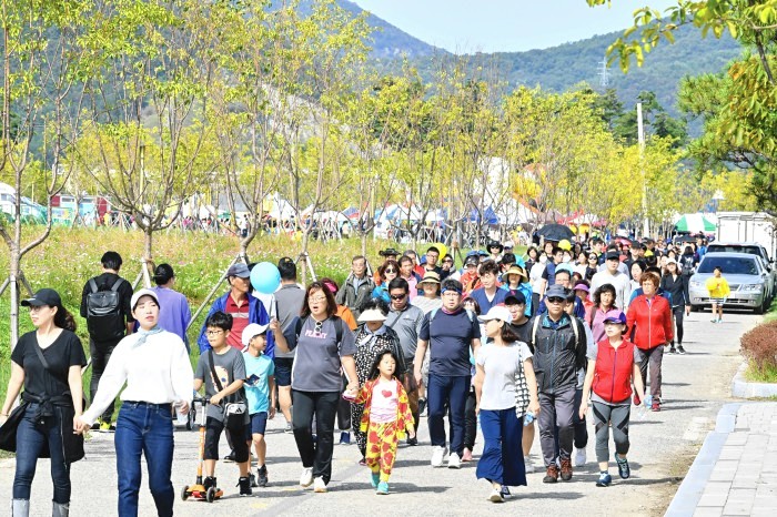 양산시 물금읍민 화합한마당과 황산공원 걷기대회가 지난 5일과 6일 야일간에 걸쳐 5,000여 명의 시민들이 참여한 가운데 성황리에 개최됐다.