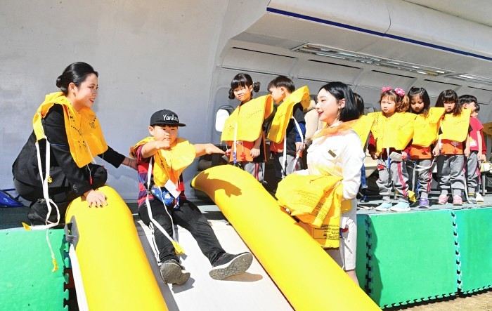 10일 울산 태화강 국가정원 남구 둔치 일원에서 열린 '2019 울산119 안전문화축제'에 참가한 어린이들이 항공 비상탈출 및 안전 체험을 하고 있다.  유은경기자 usyek@