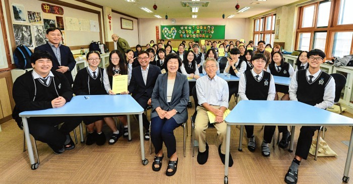 울산시교육청은 13일 울산외국어고등학교에서 노옥희 울산시교육감, 한국·일본 역사 교원과 울산외고 일본어과 학생들이 참여한 가운데 '3·1운동과 동아시아의 평화'를 주제로 '한·일 역사 교육 심포지엄'을 개최했다.