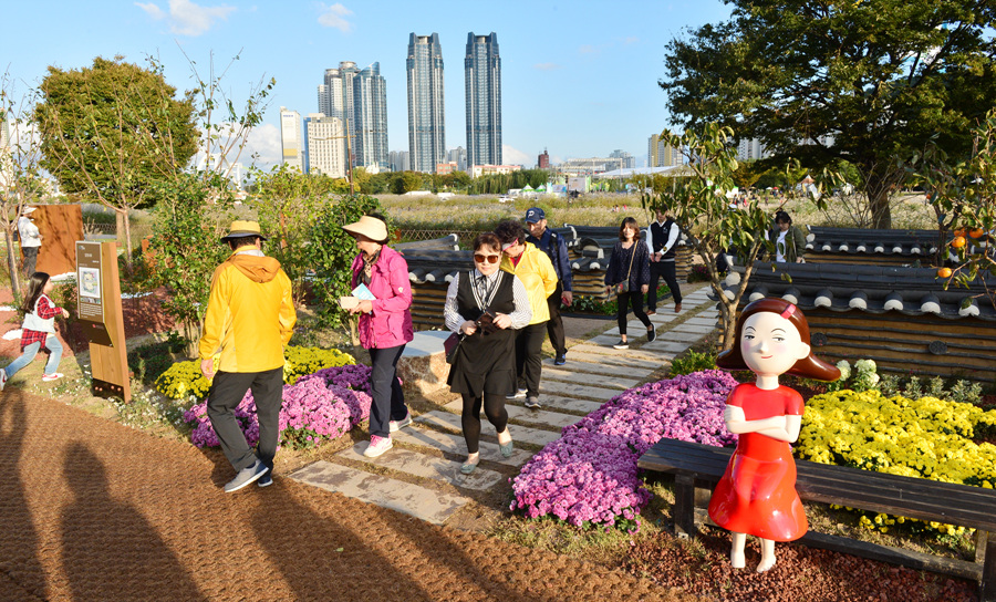 울산의 5개 구·군을 상징하는 'U5-Garden'를 관람하고 있는 시민들과 관광객들.
