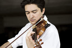 협연자 바이올리니스트 코 가브리엘 카메다.