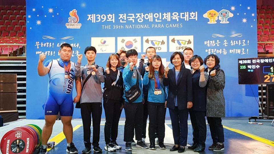 울산행복학교가 제39회 전국장애인체육대회에서 메달 12개를 수상하는 쾌거를 거뒀다.