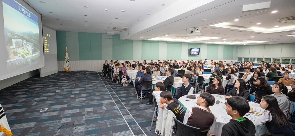 울산광역시교육청이 지난 18일 시교육청 외솔회의실에서 울산학생교육문화회관 개관을 위한 토론회를 개최했다.