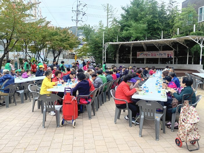 양산시 평산동 새마을부녀회는 지난 23일 평산음악공원에서 관내 어르신 500여명을 모시고 맛있는 점심식사를 대접했다.