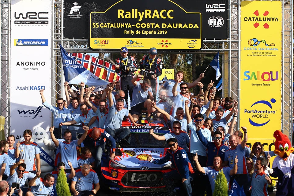 스페인 타라고나(Tarragona) 주에서 열린 2019 월드랠리챔피언십(WRC) 13차 대회에서 우승을 차지한 티에리 누빌(Thierry Neuville, 경주차 상단 오른쪽) 선수와 코드라이버 니콜라스 질술(Nicolas Gilsoul, 경주차 상단 왼쪽)이 팀 동료들과 함께 환호하고 있다.