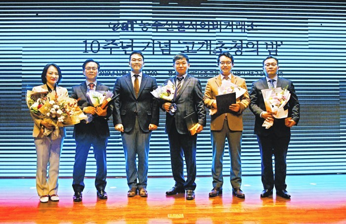 우리마트 하진태 회장(오른쪽 두번째)이 지난 1일 서울 양재 aT센터에서 가진 eaT농수산물사이버거래소의 10주년 기념행사에서 농림부 장관상을 수상했다.