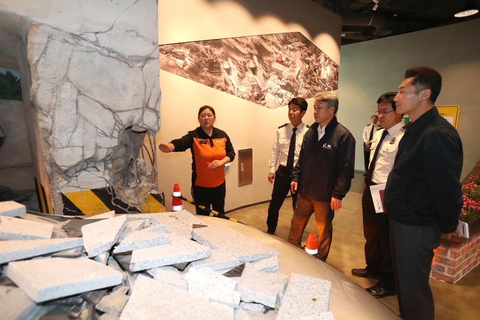 김석진 울산시 행정부시장은 7일 울산안전체험관을 방문해 시설 전반 관리현황 점검 및 관계자들을 격려했다.